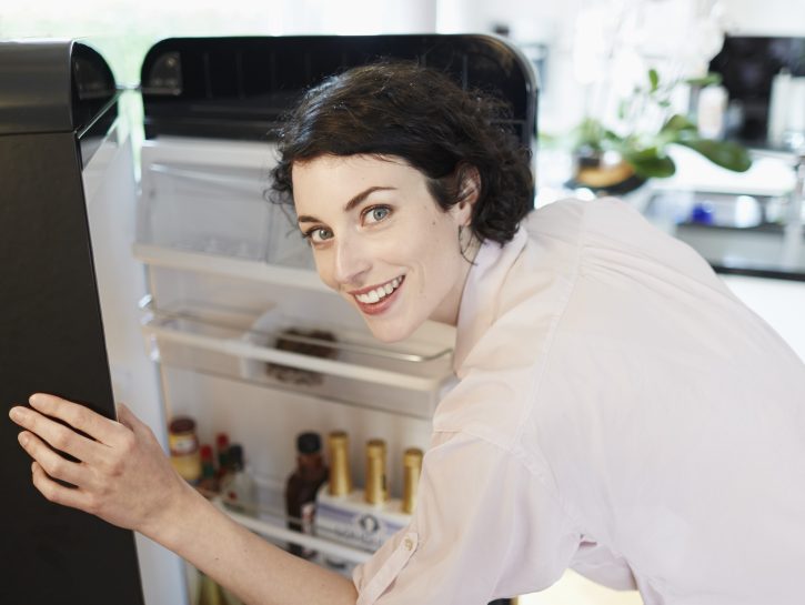 Puzza in frigorifero: eliminare cattivi odori con rimedi naturali