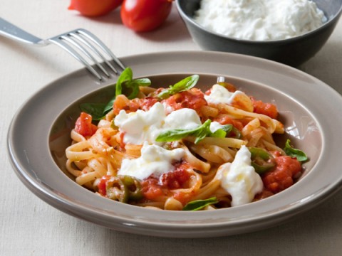 Linguine al sugo piccante e stracciatella