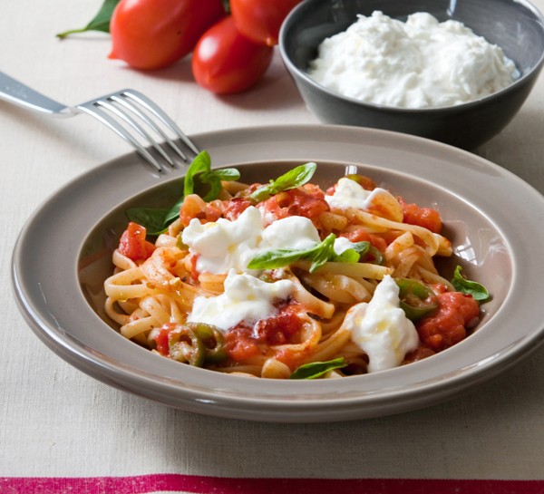 Linguine al sugo piccante e stracciatella