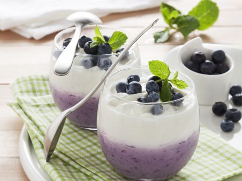 Bicchierini bicolori con mirtilli e yogurt