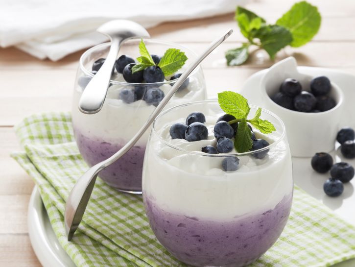 bicchierini-bicolori-con-mirtilli-e-yogurt immagine