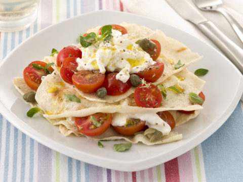Caprese con burrata e pane carasau