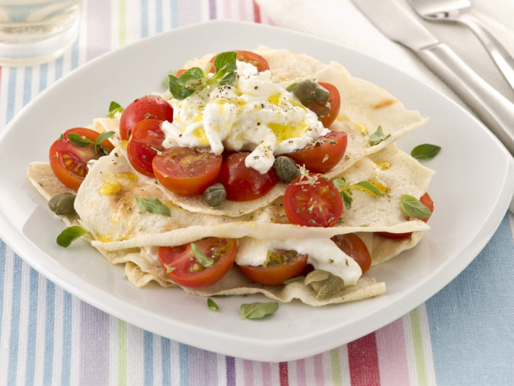 Caprese con burrata e pane carasau