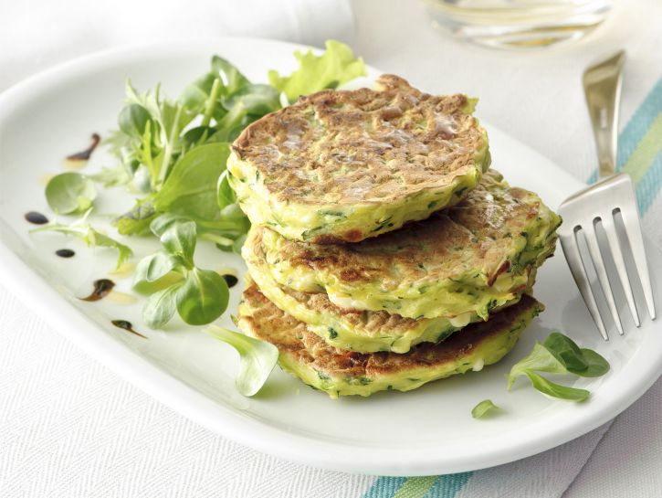 Frittini di zucchine, uova e feta