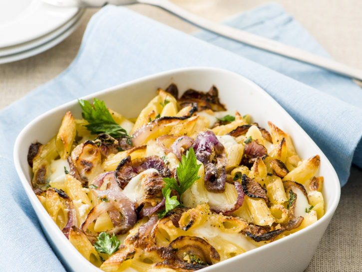 Gratin di penne con cipolle rosse