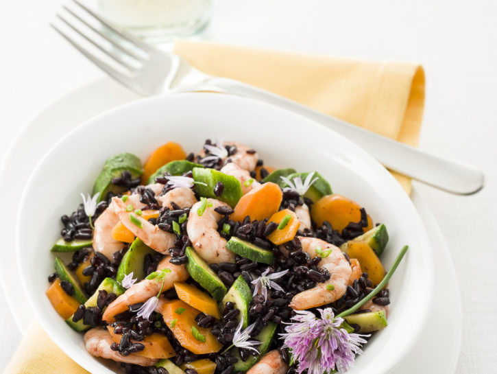 Insalata di riso con gamberetti, zucchine e carote