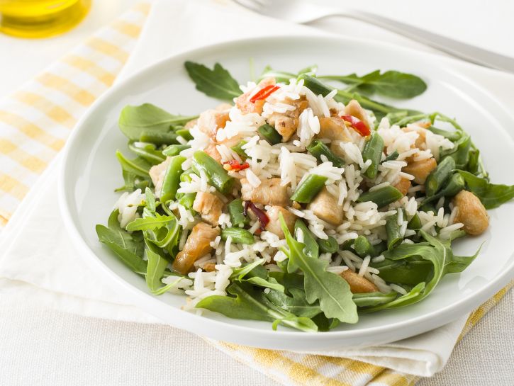 Insalata di riso con pollo allo zenzero e fagiolini e rucola