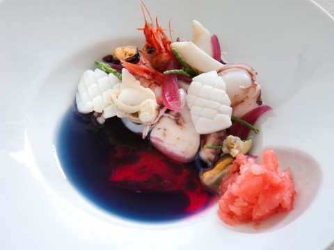 Mare blu: insalata di pesce con acqua di cavolo rosso e granita di pompelmo