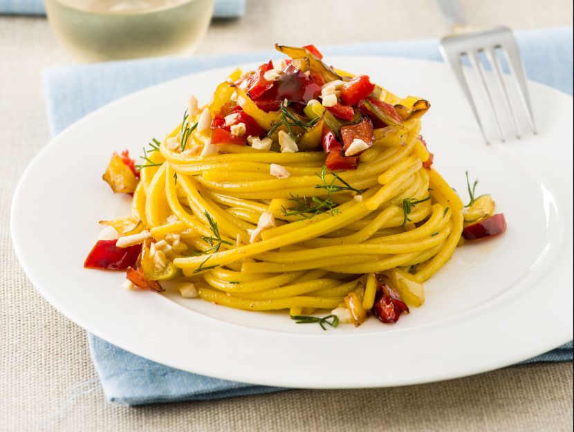 spaghetti piccanti con peperoni e zafferano