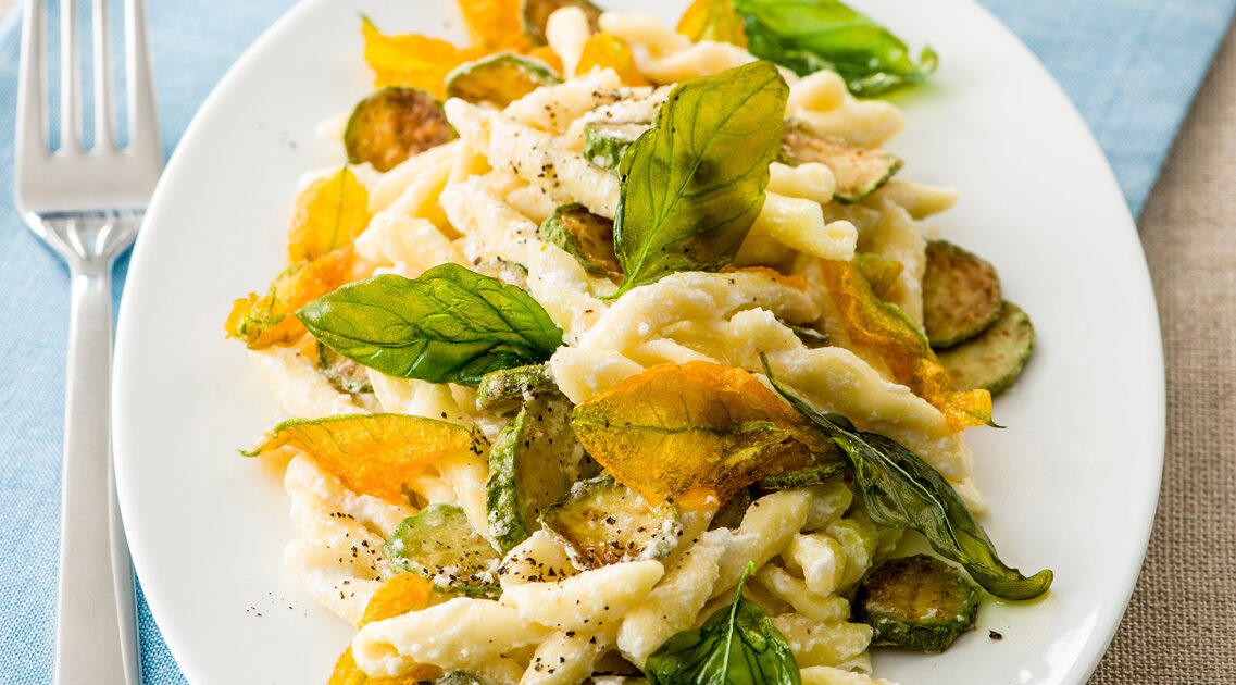 Ricetta Strozzapreti con zucchine e fiori - Donna Moderna