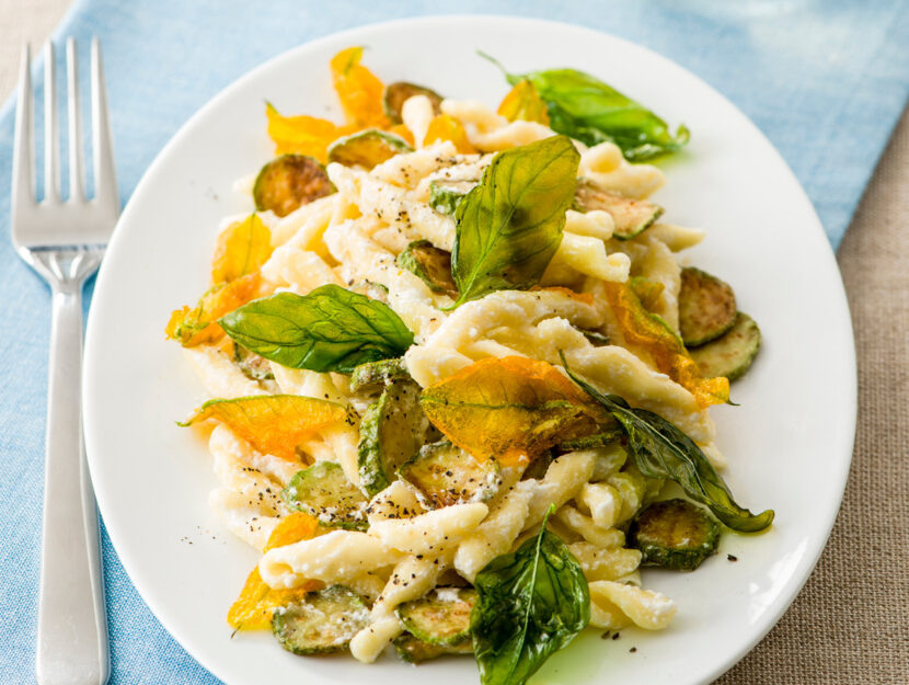 Strozzapreti con zucchine e fiori