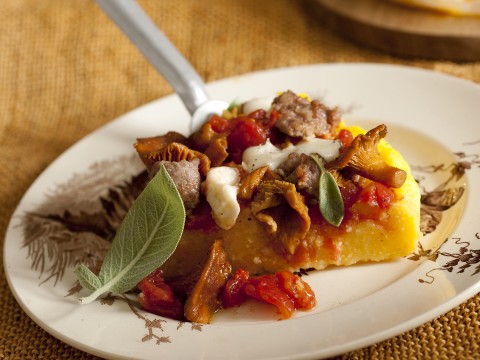 Pizza di polenta con finferli e salsiccia