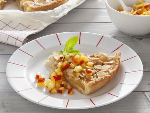 Tarte alle pesche con crema e mandorle