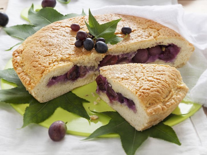 torta farcita con uva nera immagine