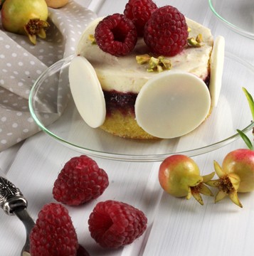 Mini cake allo yogurt con lamponi e crema al cioccolato bianco