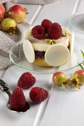 Mini cake allo yogurt con lamponi e crema al cioccolato bianco