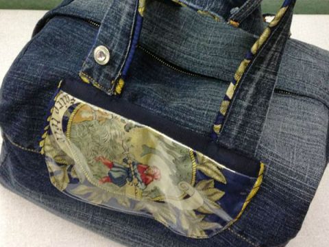 Riciclo creativo: come fare una borsa con un foulard e un jeans