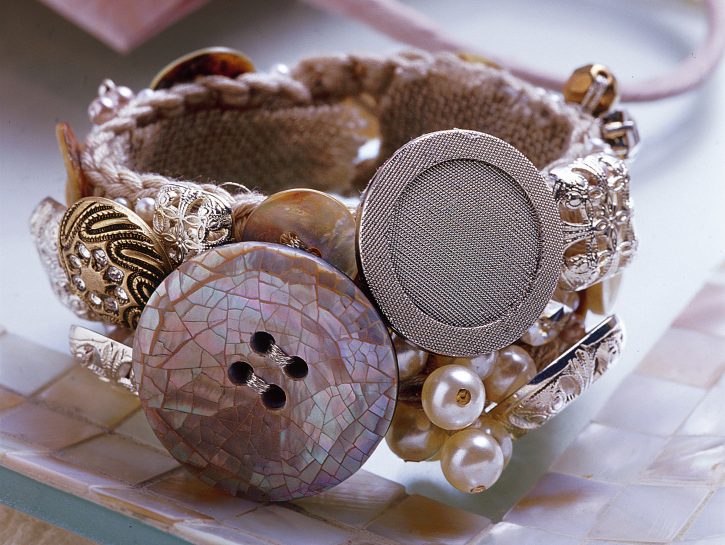 Fai da te bracciale con bottoni e perle: accessori moda 