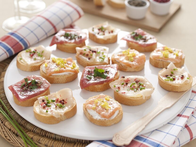 Tartine con carpacci di mare