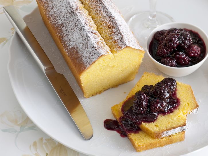 cake-di-farina-gialla-con-composta-di-more