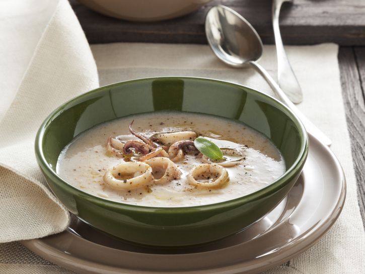 Crema di fagioli con anelli di calamari e paprika