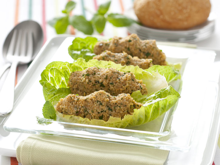 Foglie di lattuga romana con kisir