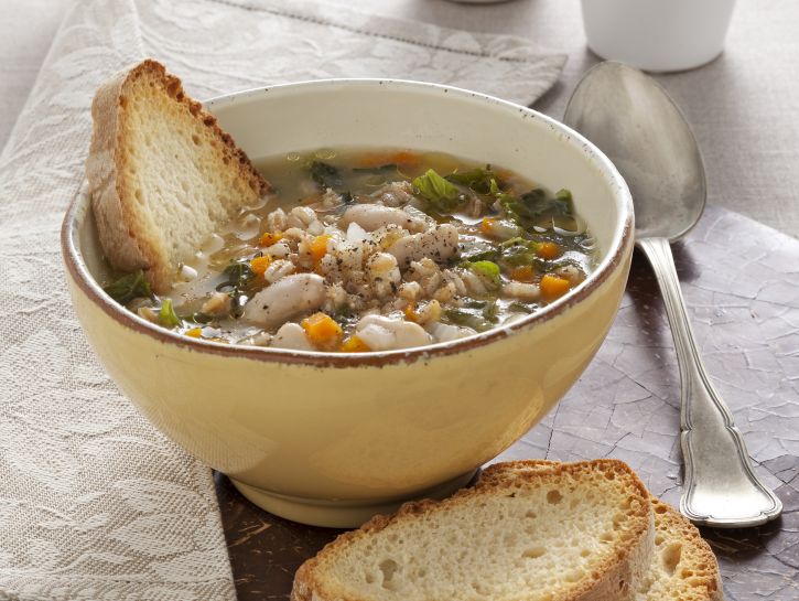 zuppa-di-farro-con-verdure-legumi-e-cavolo-nero immagine