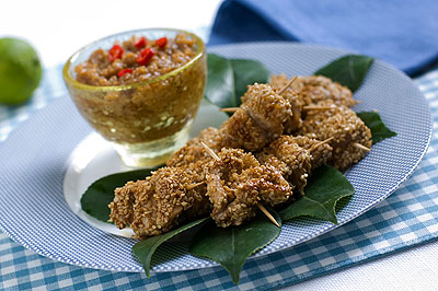 Spiedini di pollo al sesamo in salsa di arachidi