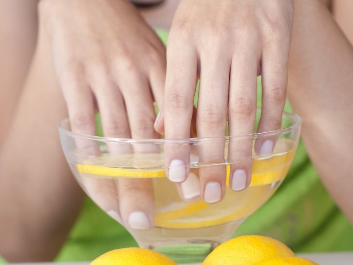 Unghie più belle: rimedi della nonna con limone
