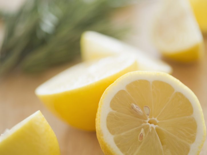 Pulizie di casa: limone e detersivi fai da te