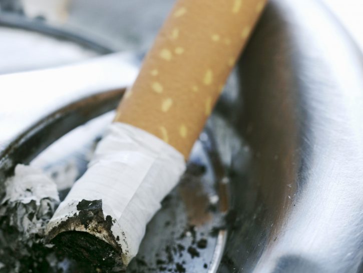 Come eliminare l'odore di fumo: caffè