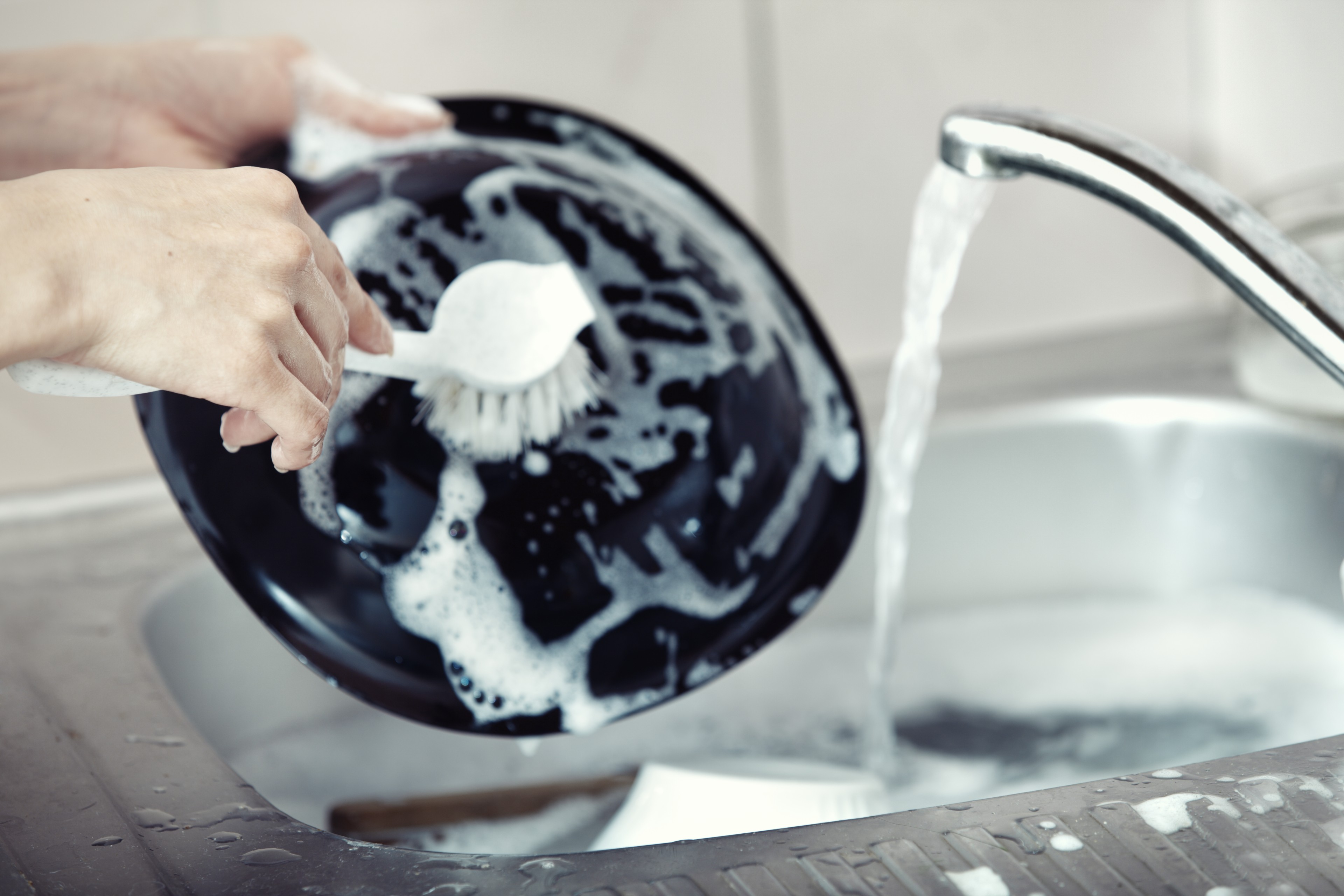 Средство мыть посуду. Hands washing dishes. Посуда для мытья рук в ресторане как называется.