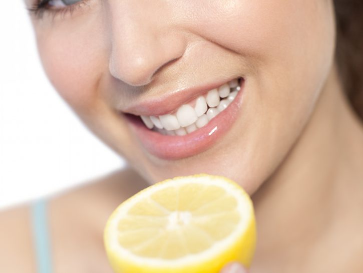 Scrub fai da te al limone: maschera viso purificante