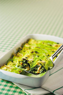 <p>Sistema i <b>cannelloni </b>nelle pirofile, fai uno strato con la <b>salsa </b>rimasta, spolverizza con <b>parmigiano </b>e cuoci in forno caldo a 180° per 30 minuti.</p>