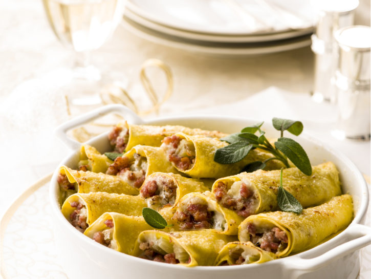Cannelloni con scalogno, cardi e pasta di salame