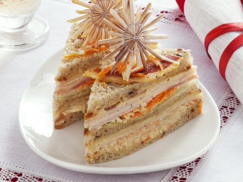 Club sandwich con arrosto, senape e pancetta