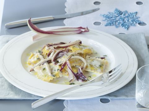 Ravioli al radicchio con salsa di nocciole al timo
