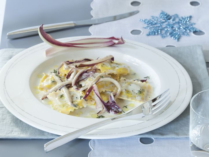 ravioli-al-radicchio-con-salsa-di-nocciole-al-timo