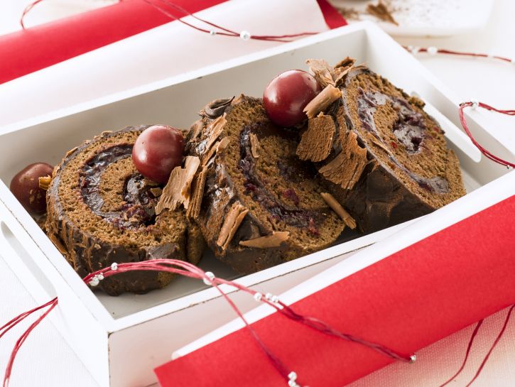 rotolo-di-pasta-biscotto-al-cacao-e-ciliegie-sotto-spirito