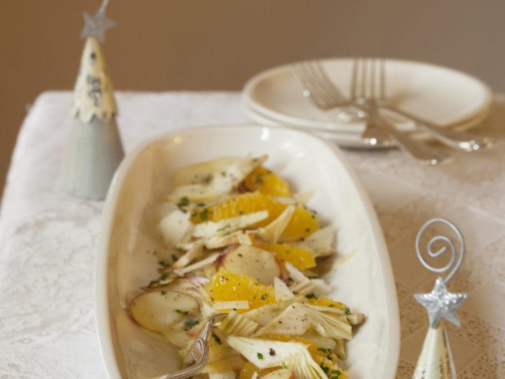 Insalata di carciofi, mela e arancia