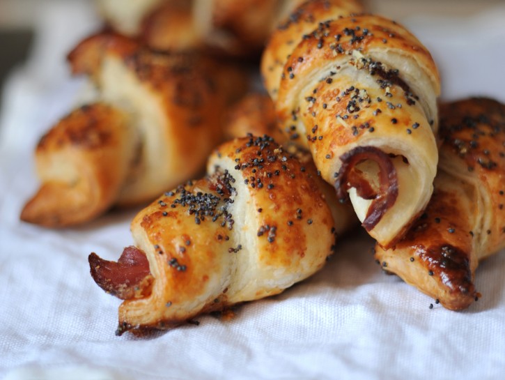 Mini croissant di sfoglia al bacon