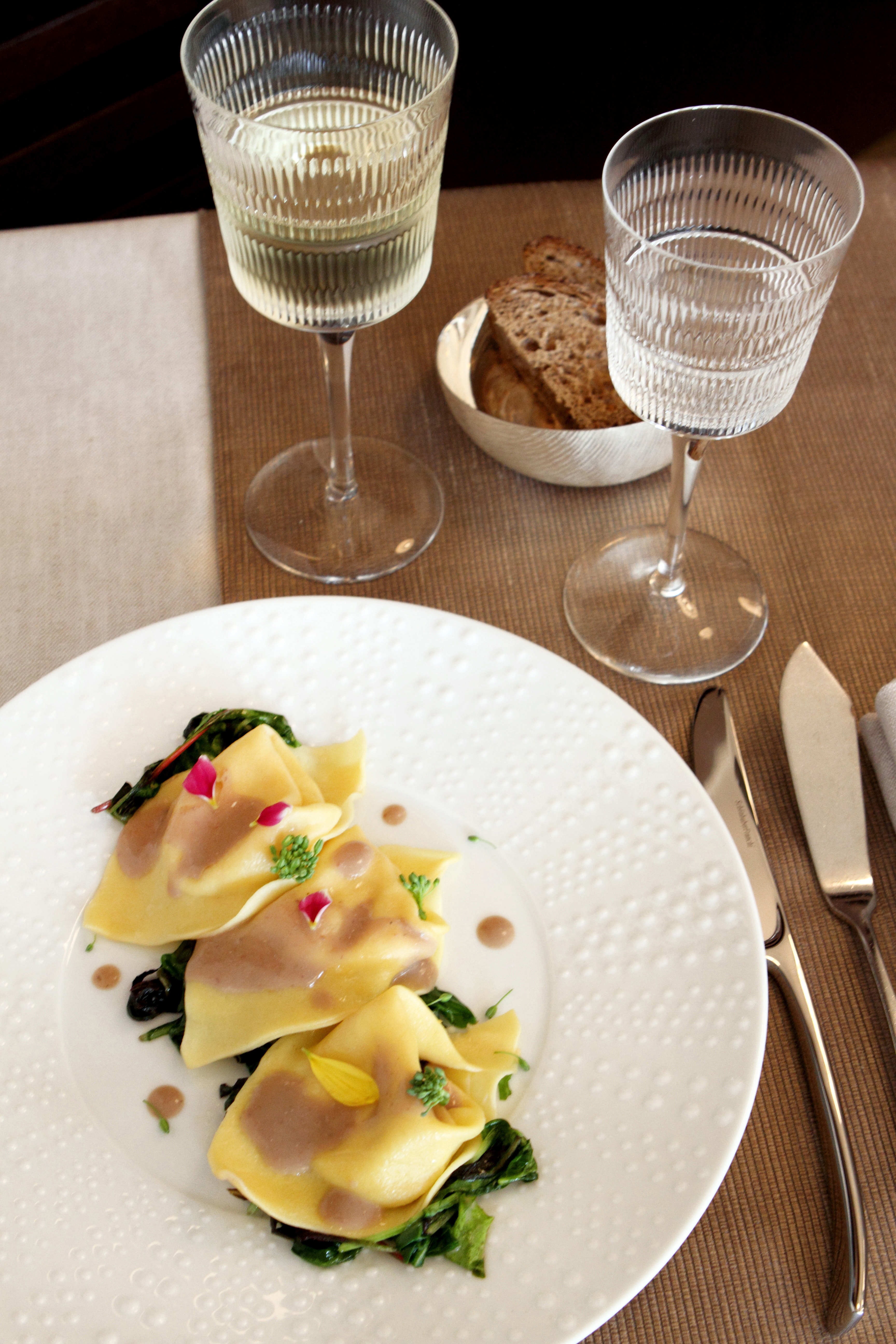 Ricetta Ravioli di branzino con salsa di acciughe e cime ...