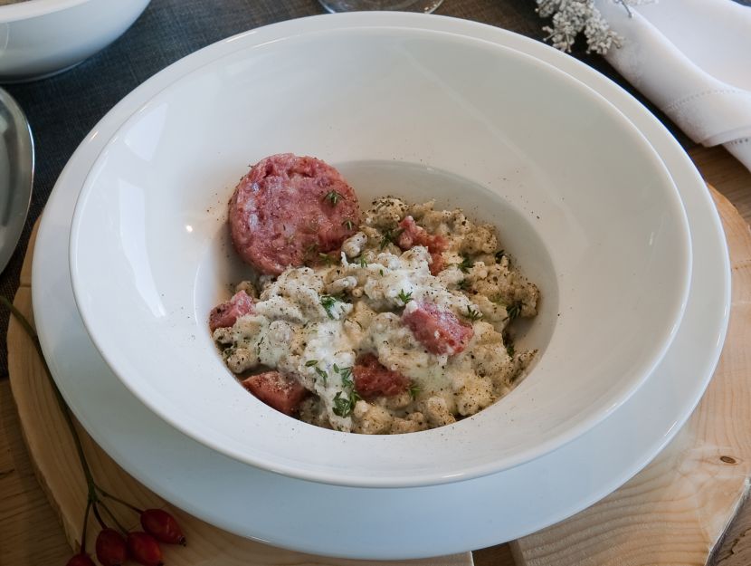 spatzle-dii-grano-saraceno-con-crema-di-cipolle-e-cotechino