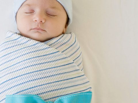 Fasciare il neonato: un aiuto per il suo benessere