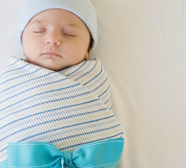 Fasciare il neonato: un aiuto per il suo benessere