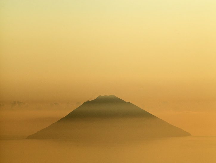TREKKING NELLE EOLIEDall'antico santuario della Madonna del Terzito, nell'azzurro dell'isola di Sali