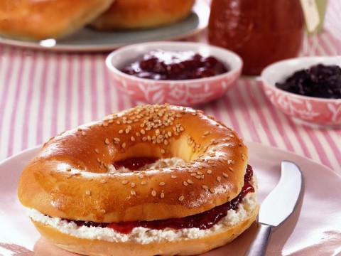 Bagel con confettura e formaggio