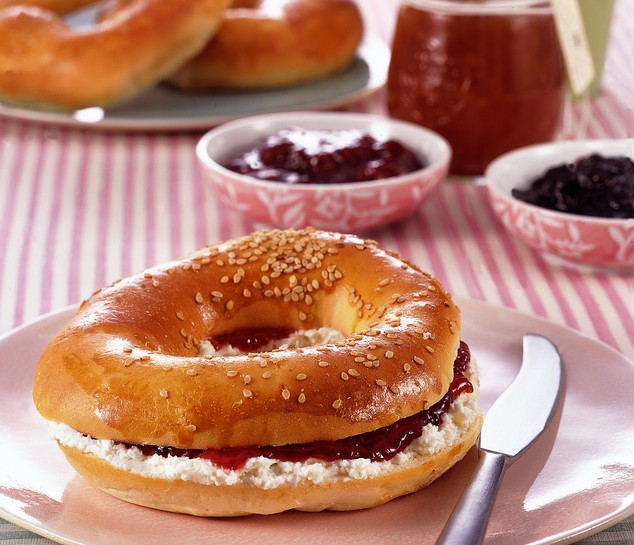 Bagel con confettura e formaggio