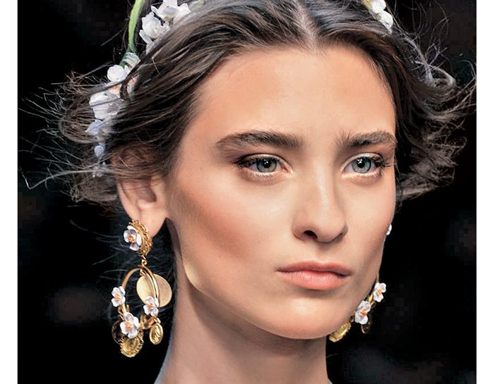 Metti un fiore tra i capelli
