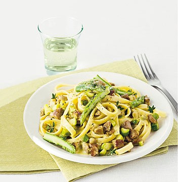 Fettuccine con ragù di agnello e asparagi